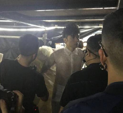 古巨基红馆演唱会坠台 陈韵晴当场被吓哭 连说三声“我没事报平安