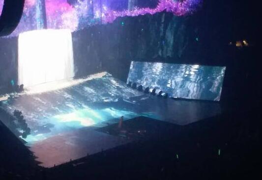 古巨基红馆演唱会坠台 陈韵晴当场被吓哭 连说三声“我没事报平安