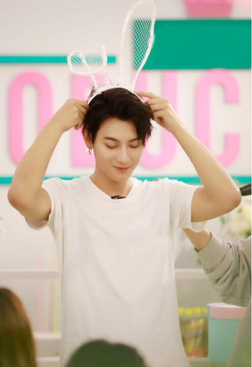 反差萌?黄子韬兔耳再现 wuli韬韬