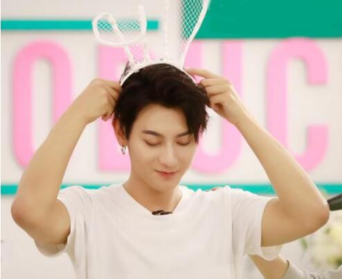 少女感满满!黄子韬兔耳再现 《创造101》wuli韬韬上演最帅反差萌