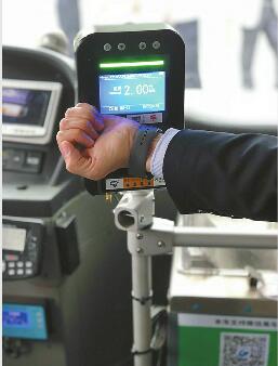 济南人出行更方便了！刷银行卡、手机、二维码均能乘公交