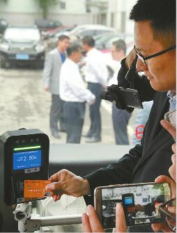 济南人出行更方便了！刷银行卡、手机、二维码均能乘公交