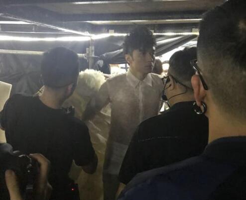 心疼哭了!古巨基坠台 连说3声