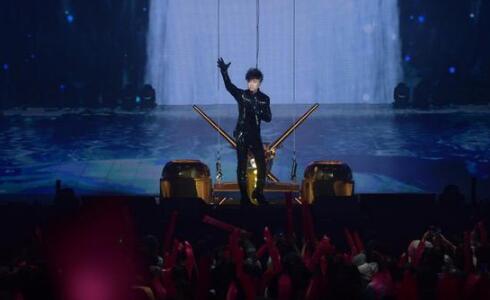 心疼哭了!古巨基坠台 连说3声