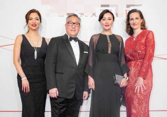 跨界秀?刘嘉玲火星哥合影开心比V 53岁