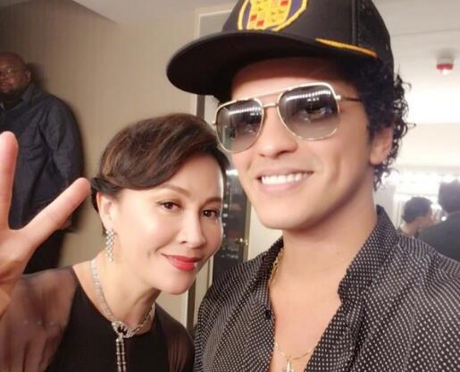 跨界秀?刘嘉玲火星哥合影开心比V 53岁