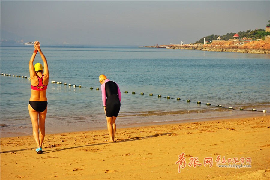 天气渐渐变暖 青岛海边开启初夏“浪漫季”