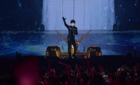 惊魂插曲?古巨基坠台