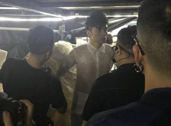 惊魂插曲?古巨基坠台