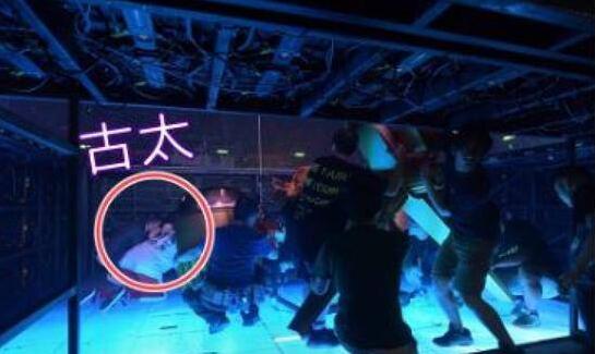 惊魂插曲?古巨基坠台