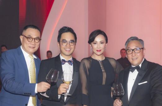 惊艳了!刘嘉玲火星哥合影 女神小露酥胸却被布鲁诺