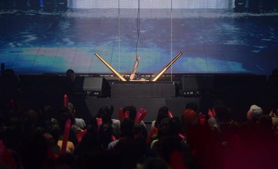 万万没想到！古巨基坠台掉进窟窿里 大叫一声吓坏全场观众