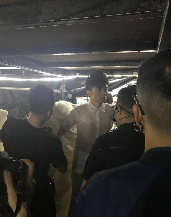 万万没想到！古巨基坠台掉进窟窿里 大叫一声吓坏全场观众