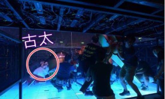 万万没想到！古巨基坠台掉进窟窿里 大叫一声吓坏全场观众