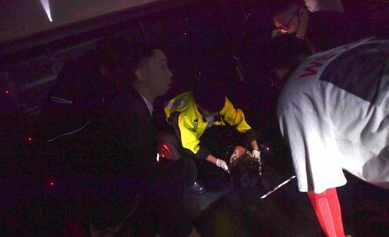 古巨基坠台吓哭老婆 坚强的基仔十分钟后重返舞台连说三声“我没事”      