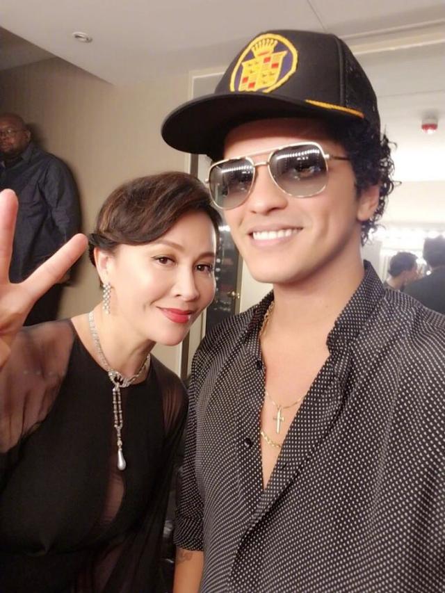 刘嘉玲火星哥合影 52岁的女神刘嘉玲气场爆棚！还是那么美