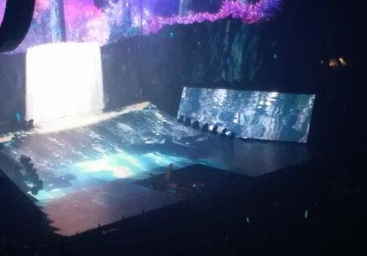 太敬业了!古巨基坠台 