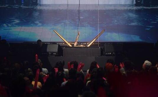 太敬业了!古巨基坠台 