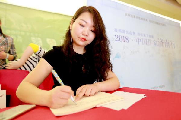 【2018中国作家济南行】网络作家夜神翼:魅力济南充满人文风情 对作品有所启发