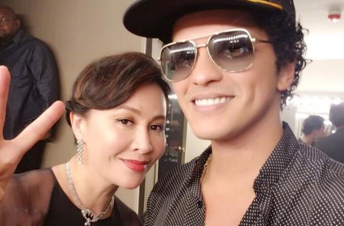 刘嘉玲火星哥合影 刘嘉玲黑色曳地礼服美丽动人手比V字天真可爱