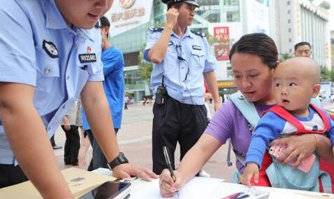 昆明发还被盗手机 昆明“盗抢改销”专项行动涉案物品发还仪式举行