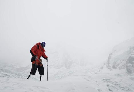 画面感人!69岁无腿老人登顶珠峰 一双行走的
