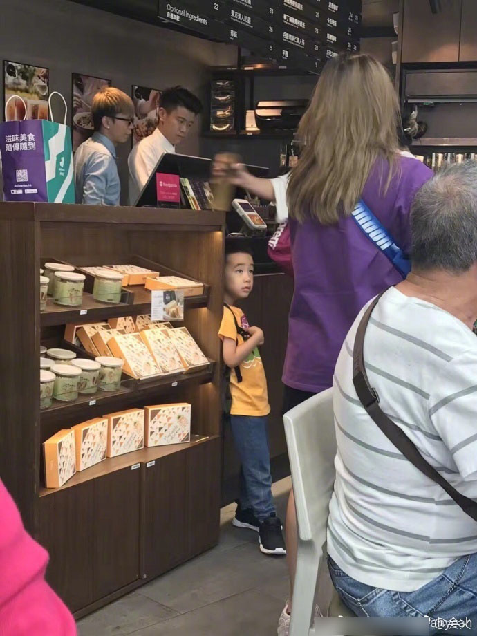 Jasper胖了:应采儿带儿子逛街被偶遇 Jasper双手捂眼好像没睡醒