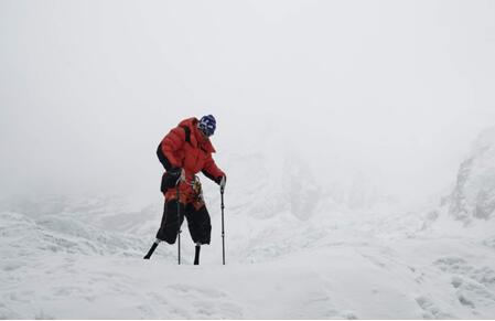 七旬无腿老人登顶珠峰 8848米处登上人生“荣誉殿堂”