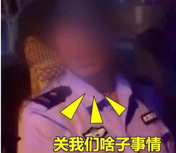 配穿这身警服吗?老人求助警察被拒竟说这！公安回应:处警不规范已停职