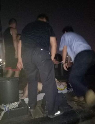 想不开！感情受挫跳长江 民警仅用3分钟就将女子救上巡逻艇