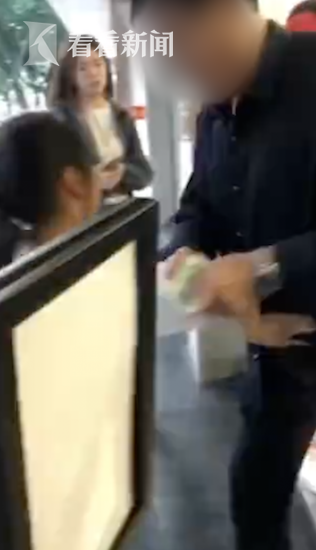 插队遭拒打孩撒气 起因：爷爷想插队但孙女说要排队