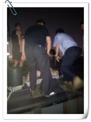 何必呢？女子感情受挫跳长江 水警巡逻艇仅3分钟将其救上岸