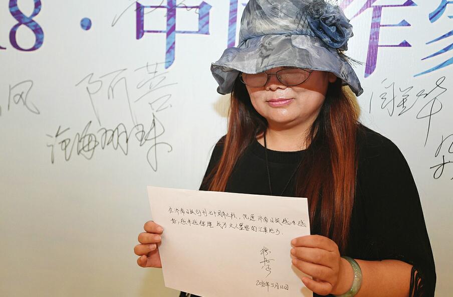 “中国作家济南行”采风团成员们近距离接触泉城抒发感慨