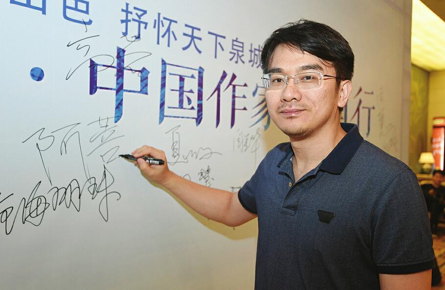 “中国作家济南行”采风团成员们近距离接触泉城抒发感慨