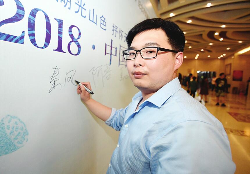 “中国作家济南行”采风团成员们近距离接触泉城抒发感慨