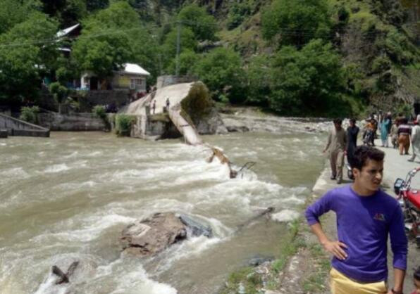 惨不忍睹!巴基斯坦大桥垮塌致4死36人失踪 事发地尼卢姆山谷是其著名景点 