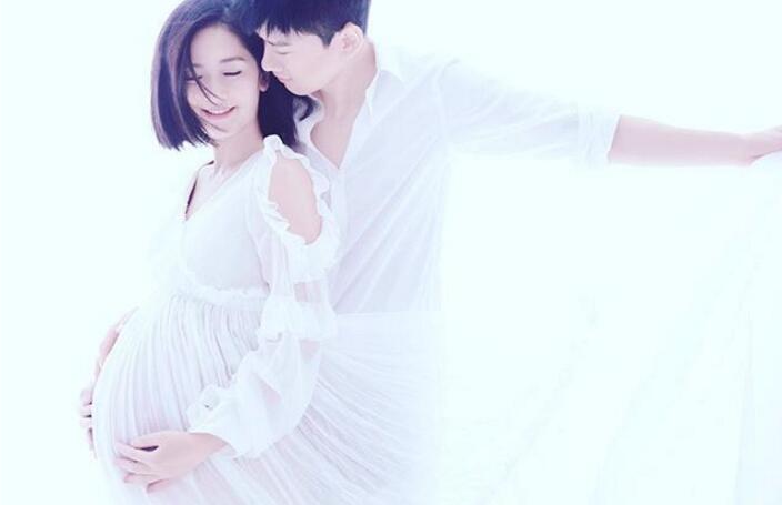 甜炸了!谢娜孕肚写真曝光