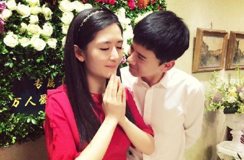 太有爱了！谢娜孕肚写真曝光 太阳女神原来也可以小鸟依人