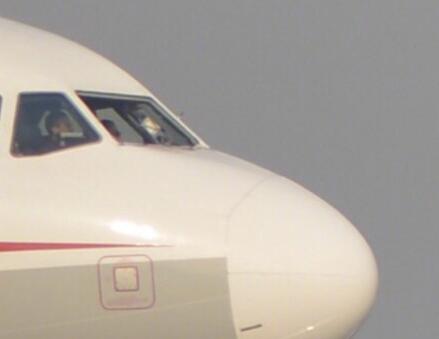 【突发事件】重庆客机备降成都 川航3U8633风挡玻璃破裂 