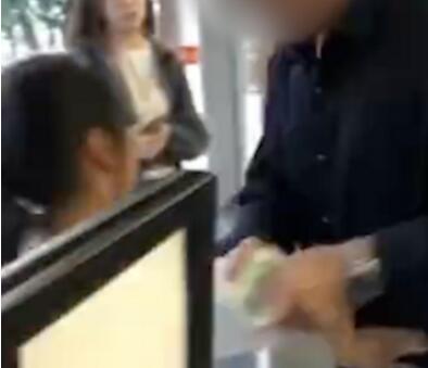 变相虐童?插队遭拒打孩撒气 孙女不让插队