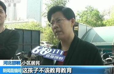 吓坏居民！男孩电梯内点火 男子冲进电梯用脚灭火又端一盆水浇灭