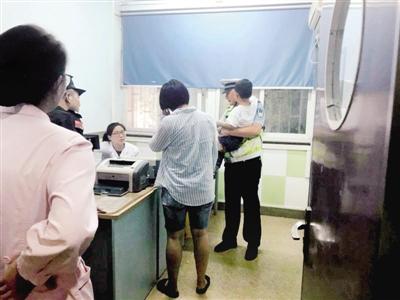 4岁男童误把草酸当饮料喝 一路警摩开道及时送医