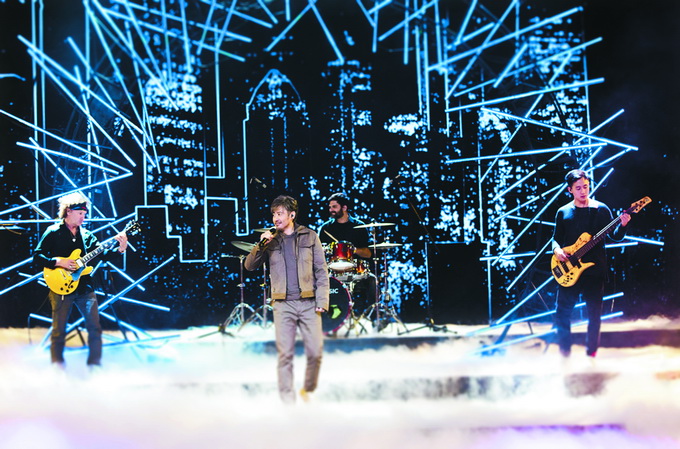 对不起！跨界歌王道歉 李亚鹏手捧玫瑰现身助阵徐静蕾成经典