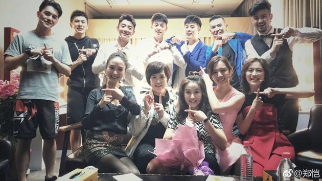 郑恺晒同学聚会 老师同学开心合影均伸出双手比着“十”的手势