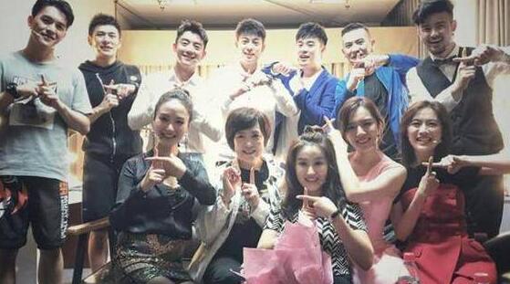 全是男神女神级别!郑恺晒同学聚会 毕业十年