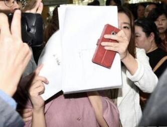 与性侵丑闻有关？朴有天黄荷娜分手 二人当街搂抱秀恩爱照片曝光