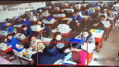 餐馆老板打伤女生 彪悍女闯入教师行凶抬手一巴掌！