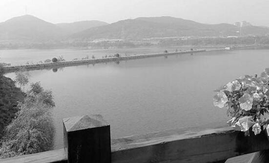 丈夫救妻子自己遇难 刚参加完马拉松大赛带妻儿踏青