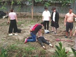 合力捞救溺水老太 一名赤裸上身的男子来回踱步试图跪地帮忙