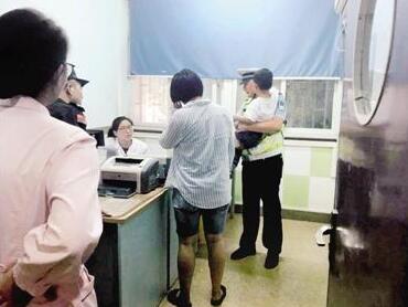 拿洁厕灵当饮料？男童误食草酸 一路警摩开道及时送医仅15分钟